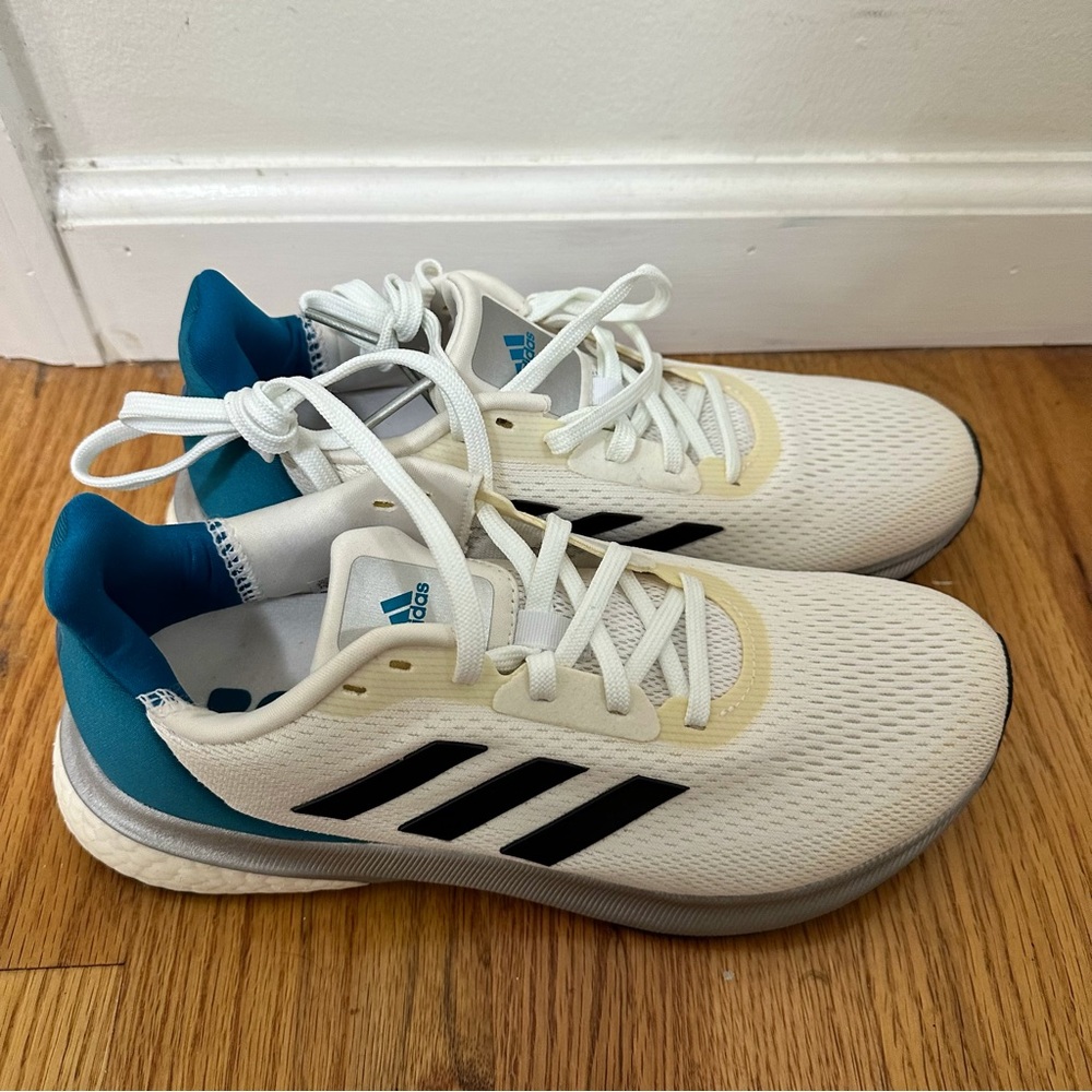 Adidas astrarun sneakers women’s size 7.5 💙